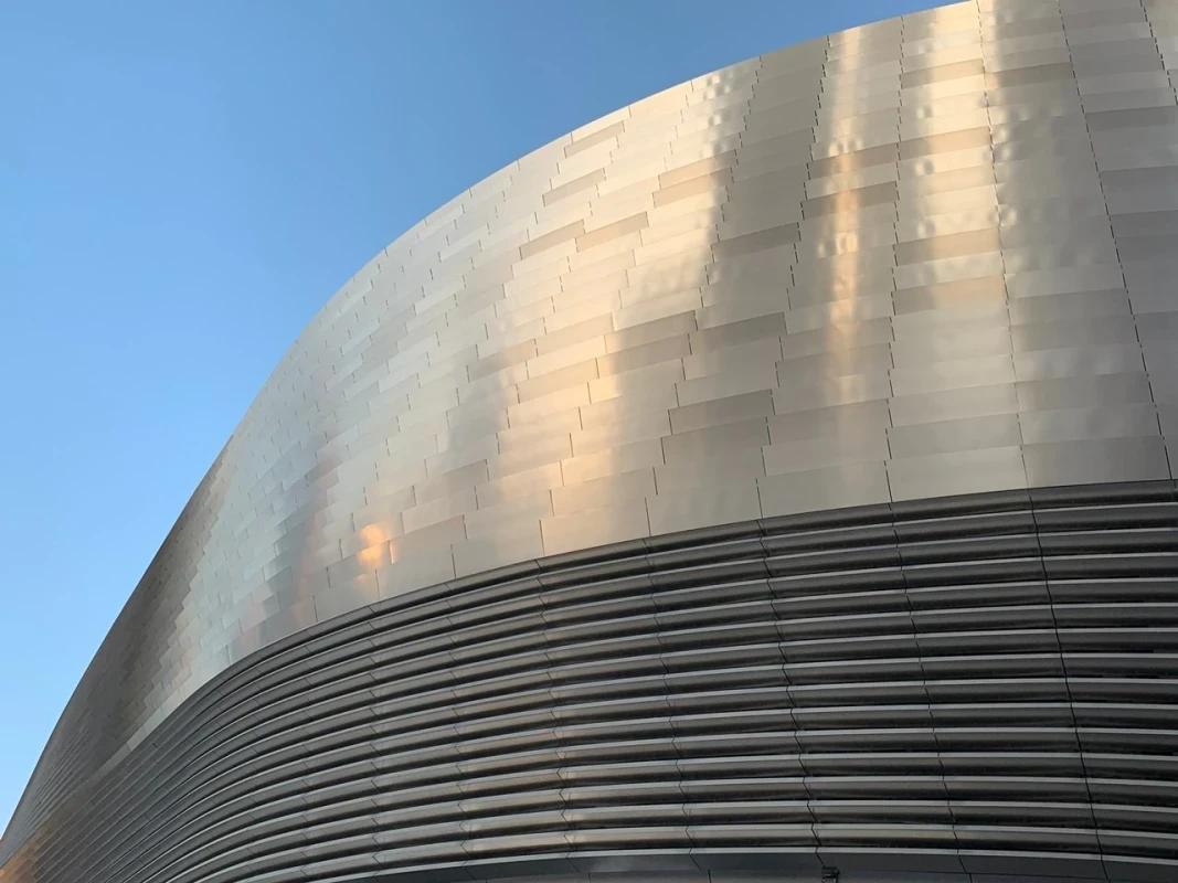 Real Madryt montuje napis „Bernabéu” na głównej fasadzie. Klub rezygnuje z „Santiago” w oficjalnej nazwie stadionu
