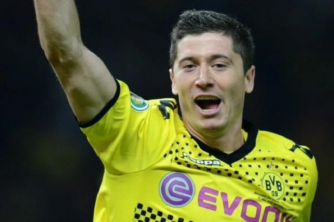 Szopka transferowa z Lewandowskim - czyli co tak naprawdę w trawie piszczy?